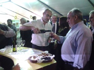 Gobernador de Corrientes, Ricardo Colombi, recorriendo el stand de San Juan