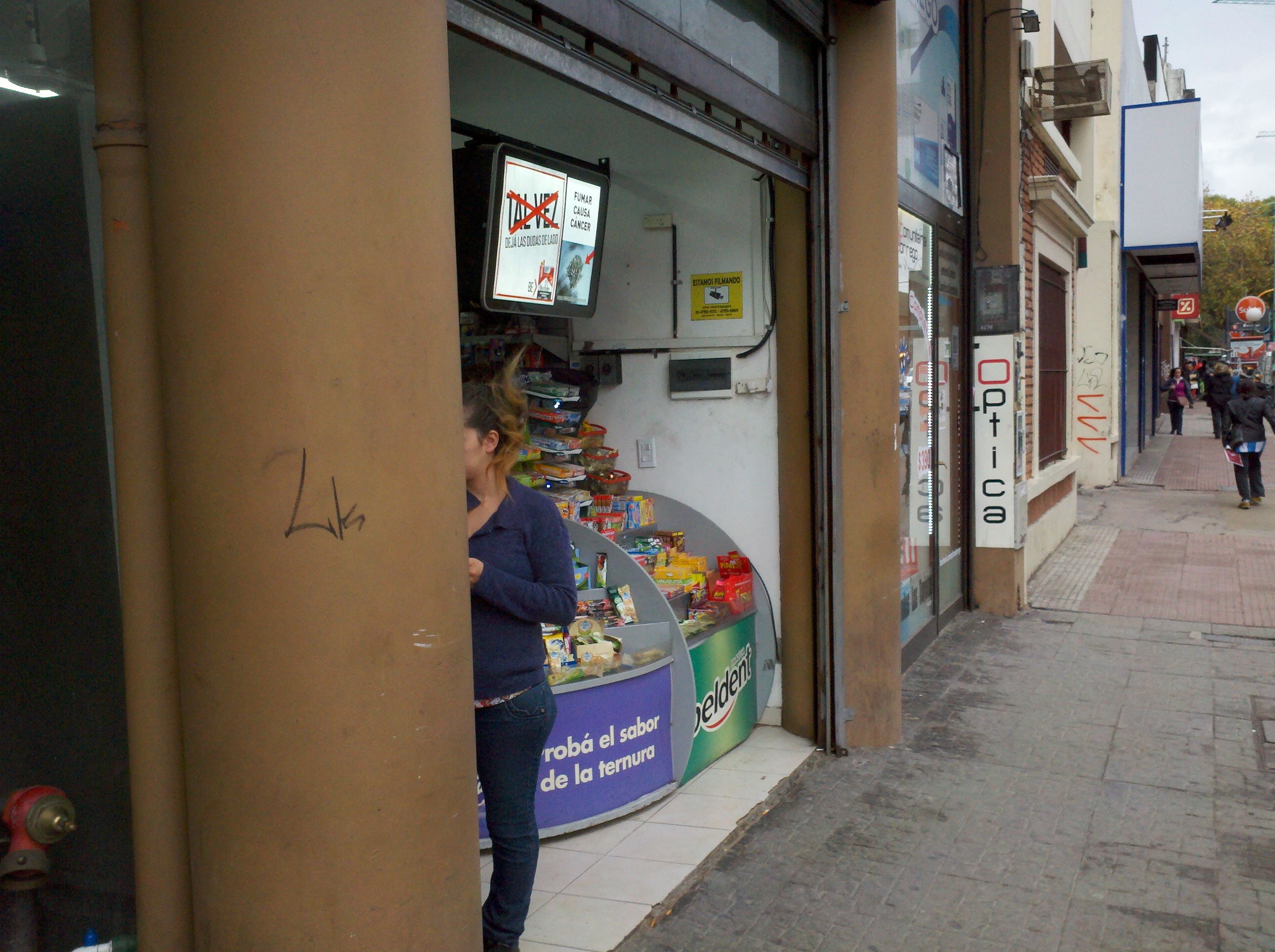 Quisco sobre la venida Corrientes, entre Dorrego y la vía, Ciudad de Buenos Aires.