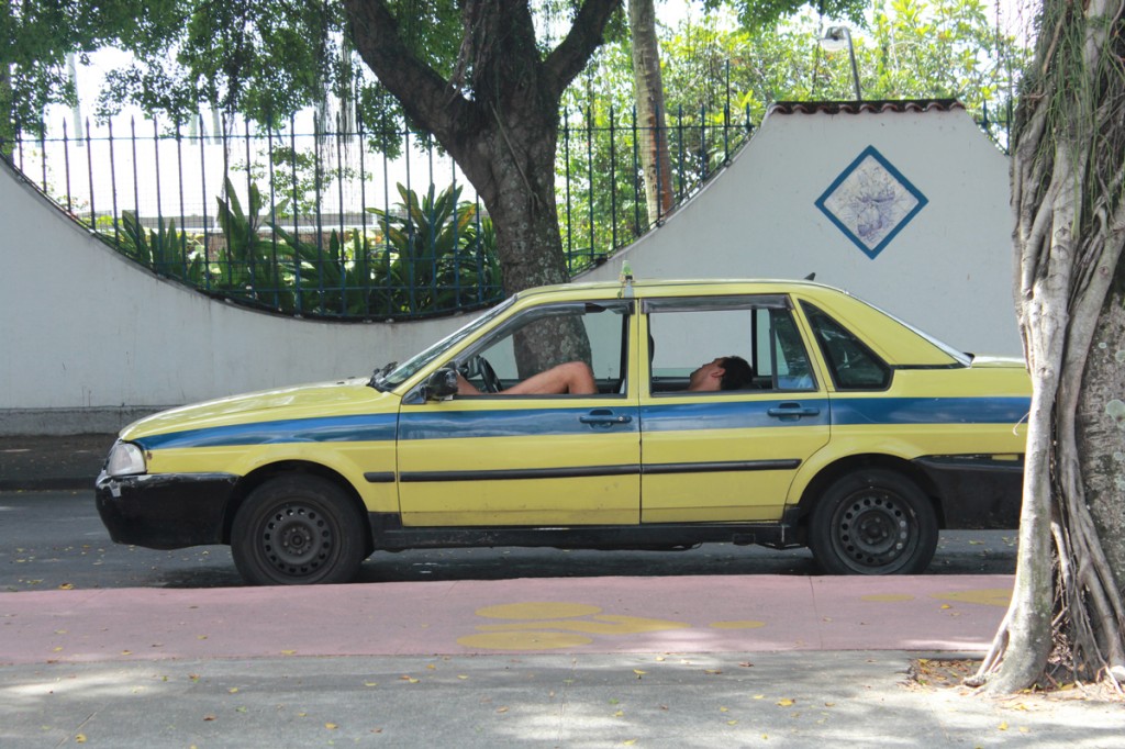 Taxista sesteando sin aire acondicionado. Urca.