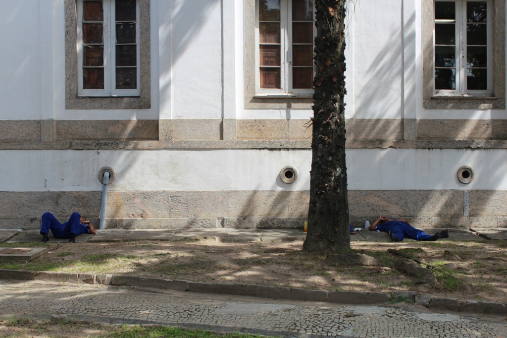 Trabajadores públicos meditando. 12:45, Urca.